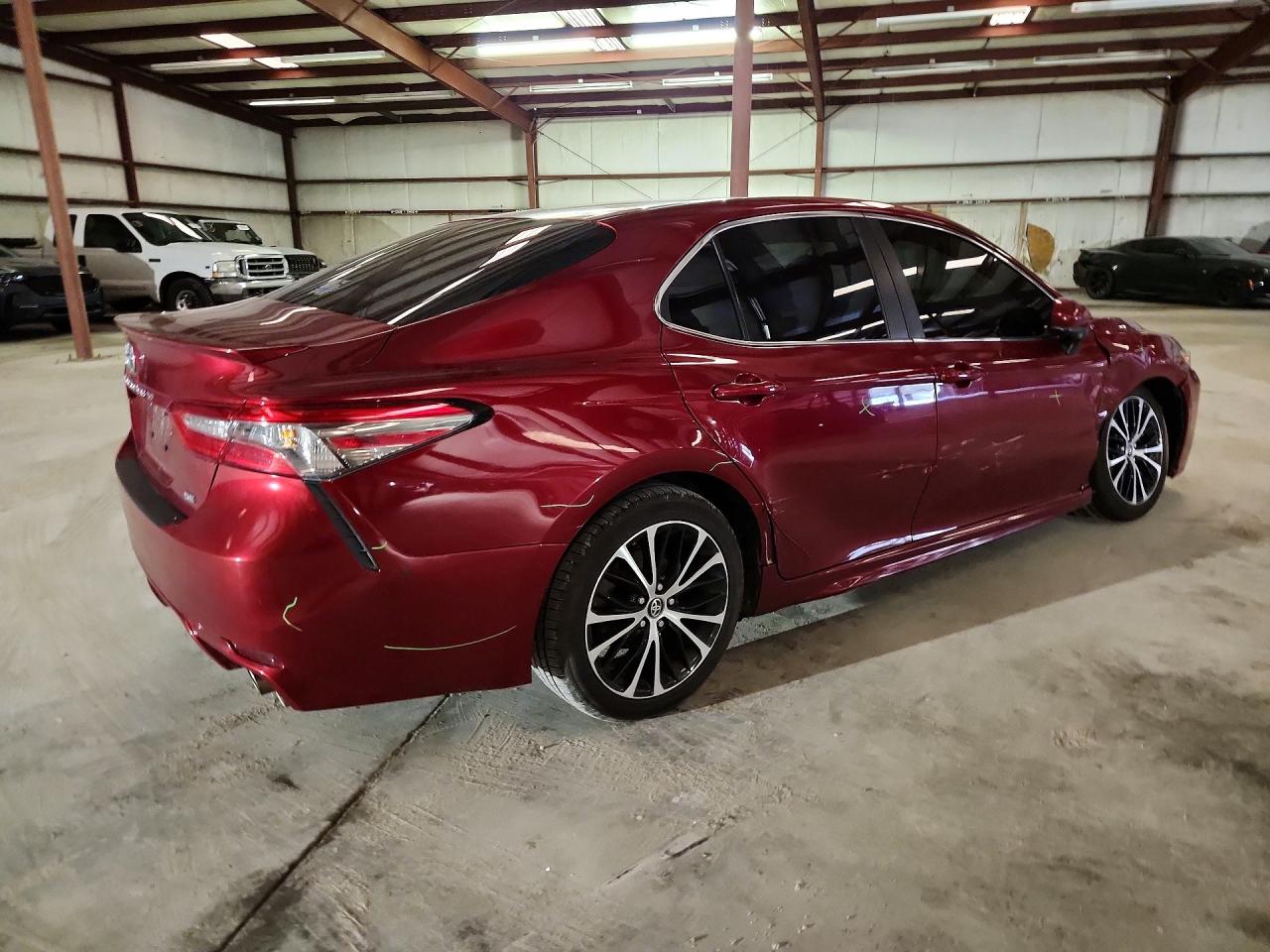 2018 TOYOTA CAMRY SE photo 3