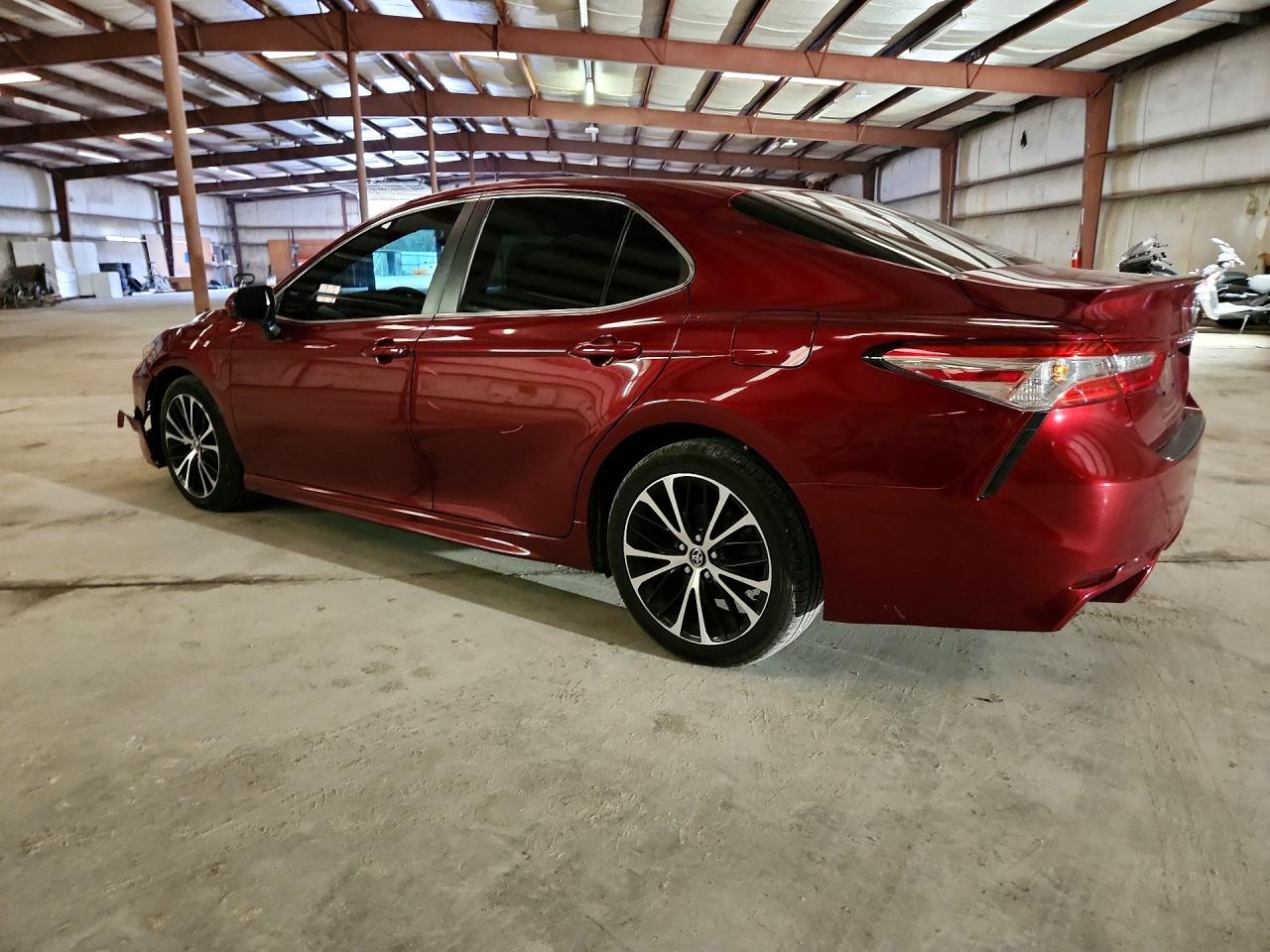 2018 TOYOTA CAMRY SE photo 2