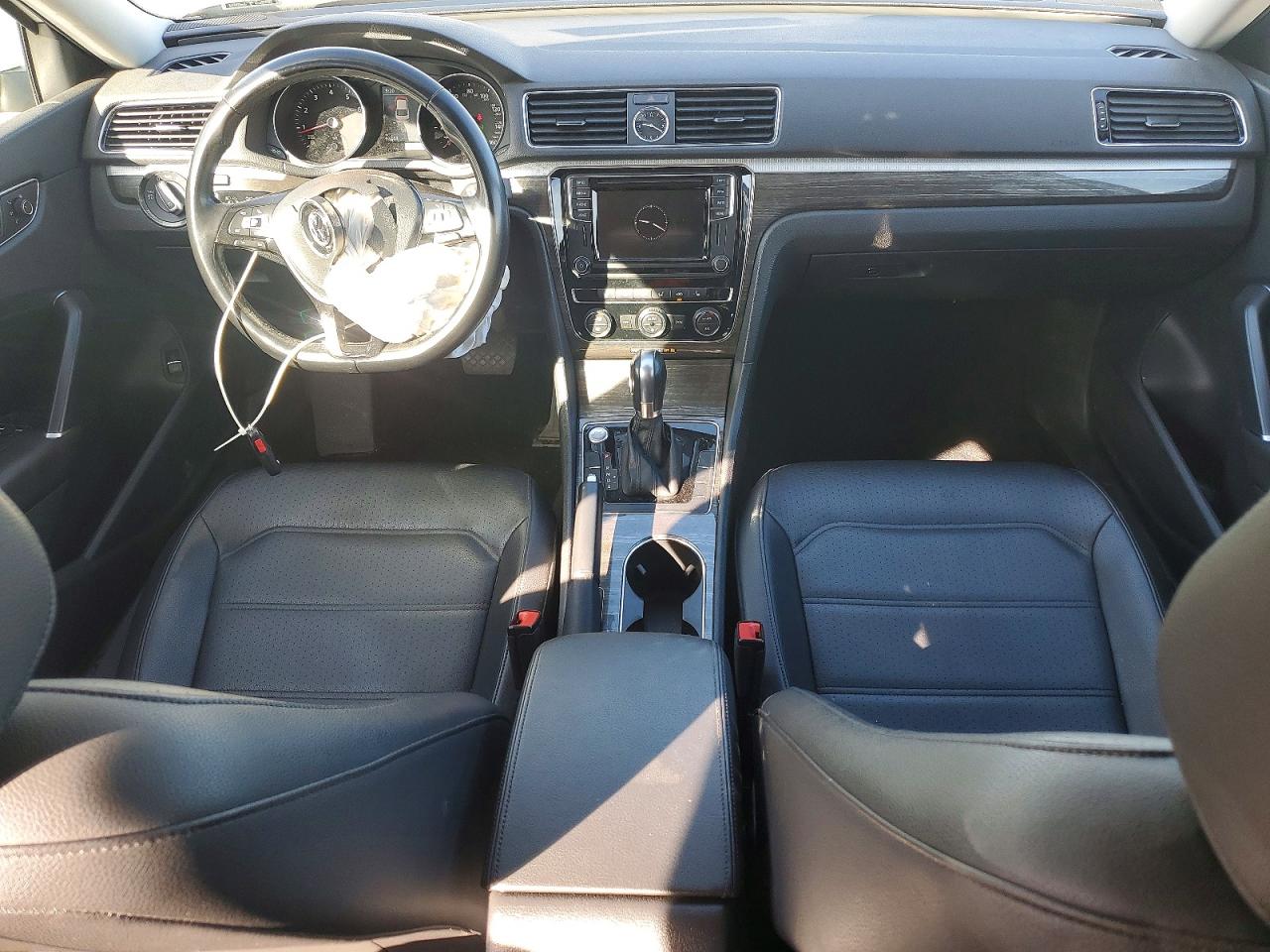 2017 VOLKSWAGEN PASSAT SE photo 8