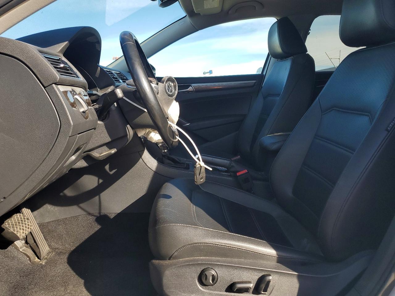 2017 VOLKSWAGEN PASSAT SE photo 7