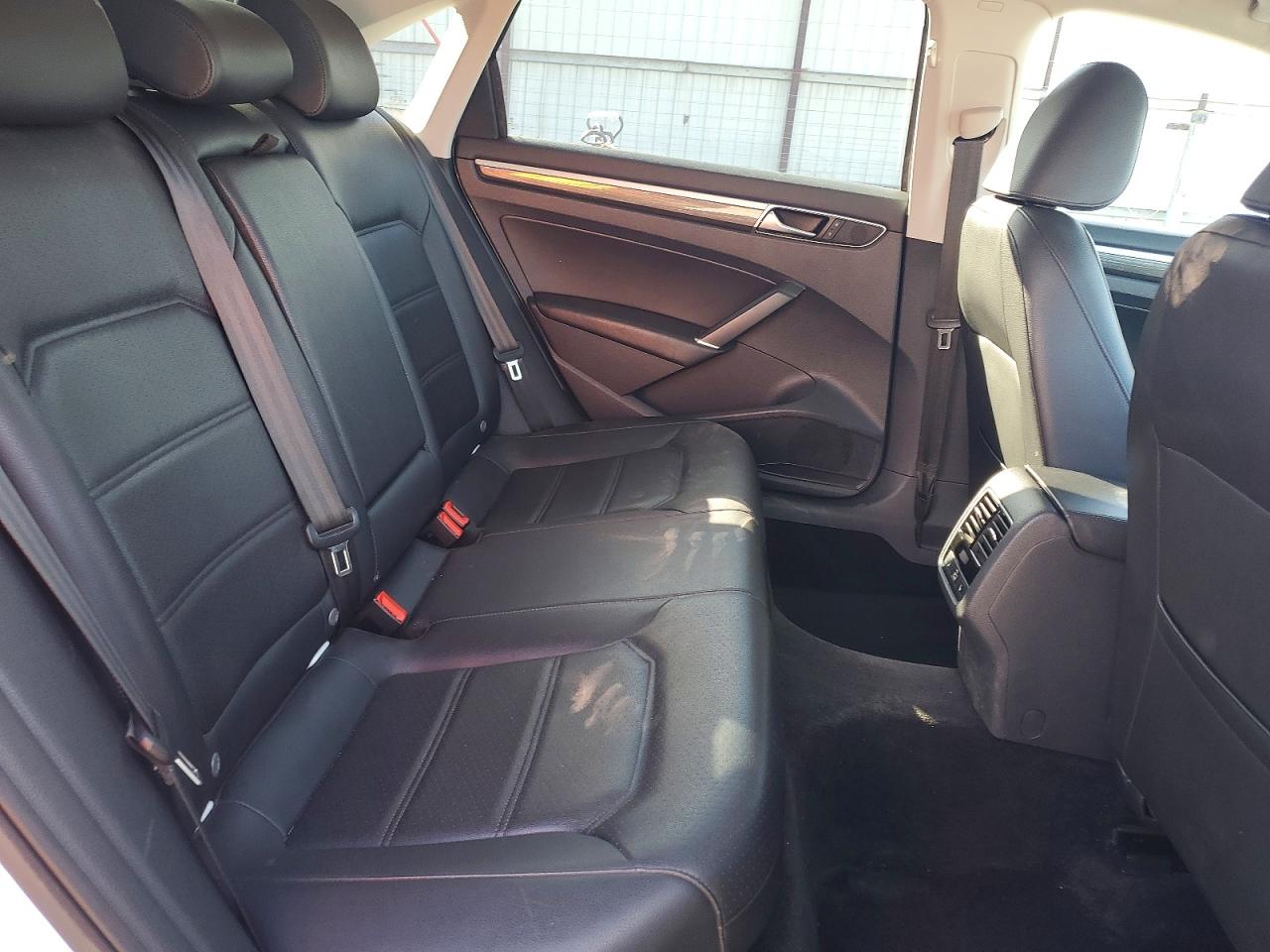 2017 VOLKSWAGEN PASSAT SE photo 10