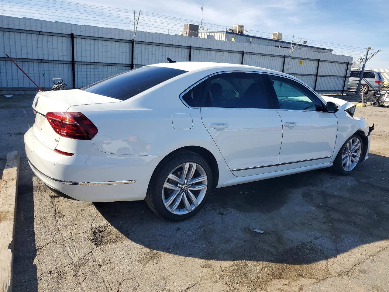 2017 VOLKSWAGEN PASSAT SE photo 3