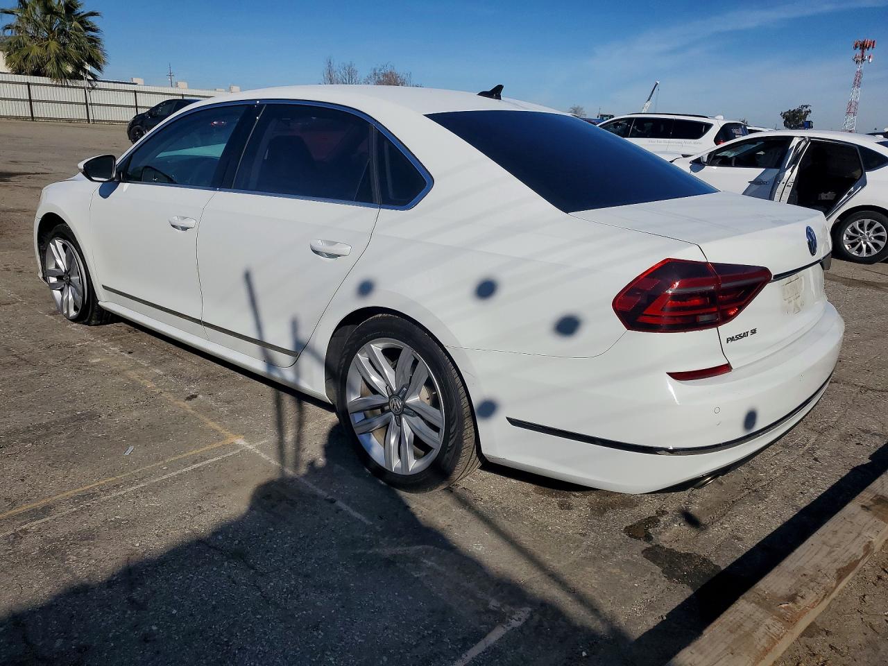 2017 VOLKSWAGEN PASSAT SE photo 2