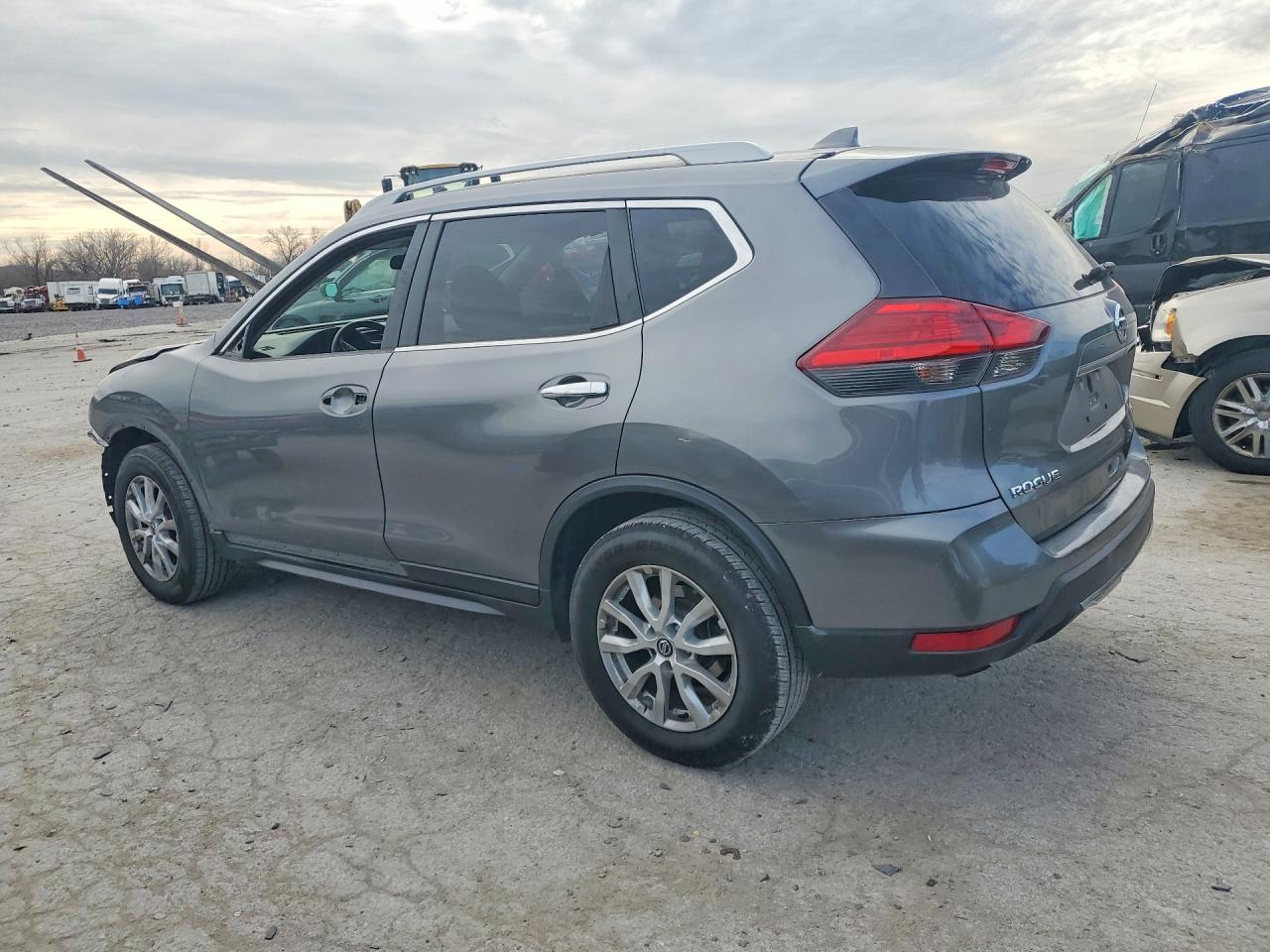 2017 NISSAN ROGUE SV photo 4