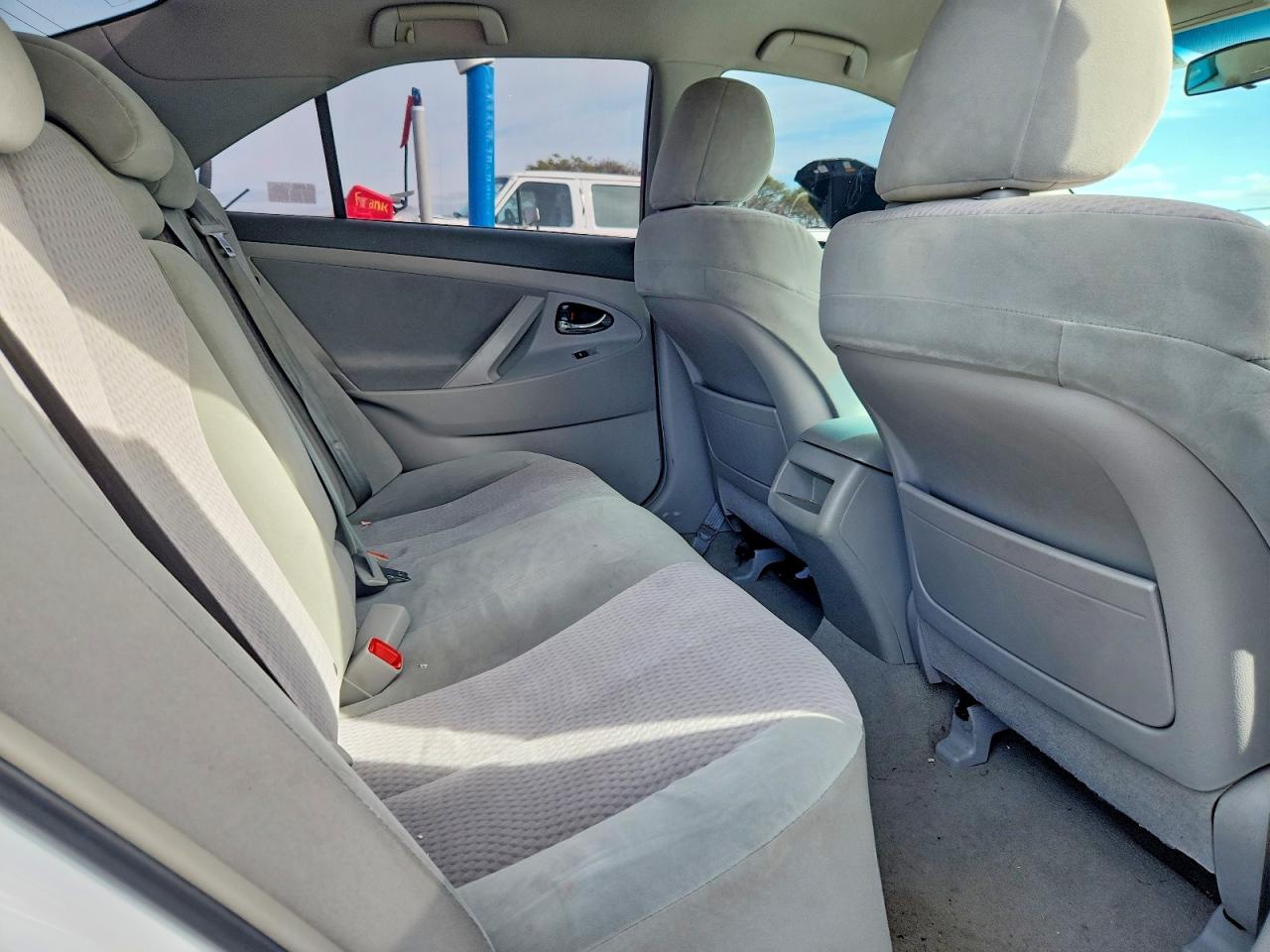 2011 TOYOTA CAMRY LE photo 28