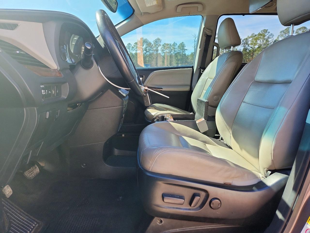 2015 TOYOTA SIENNA LIMITED 7-PASSENGER photo 7