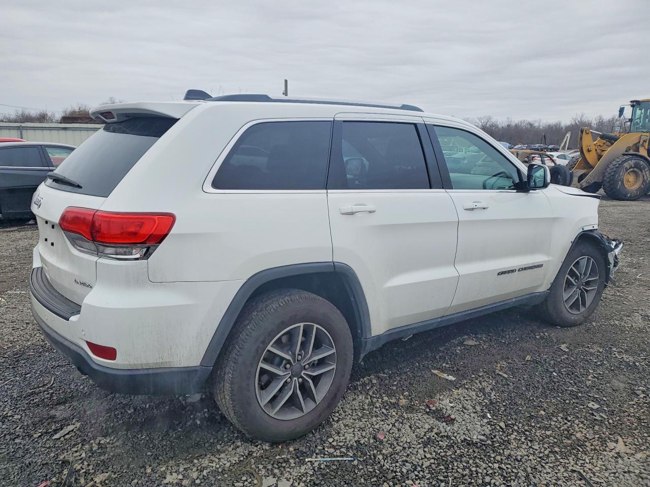 2019 JEEP GRAND CHEROKEE LAREDO photo 3