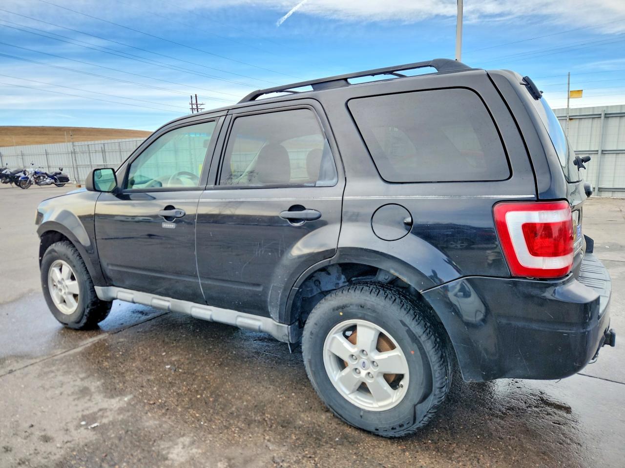 2010 FORD ESCAPE XLT photo 2