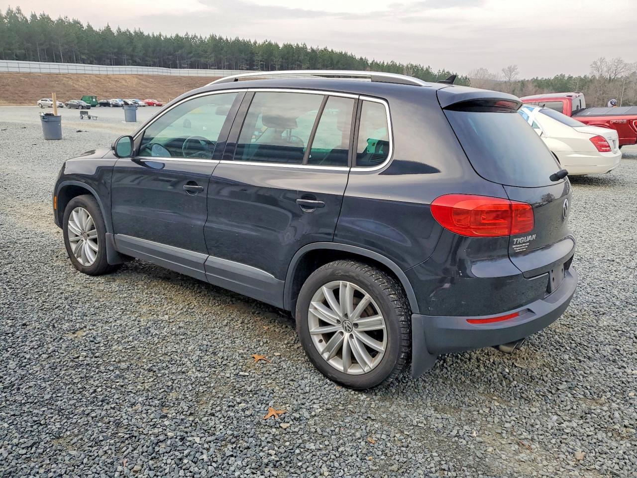 2013 VOLKSWAGEN TIGUAN S photo 3