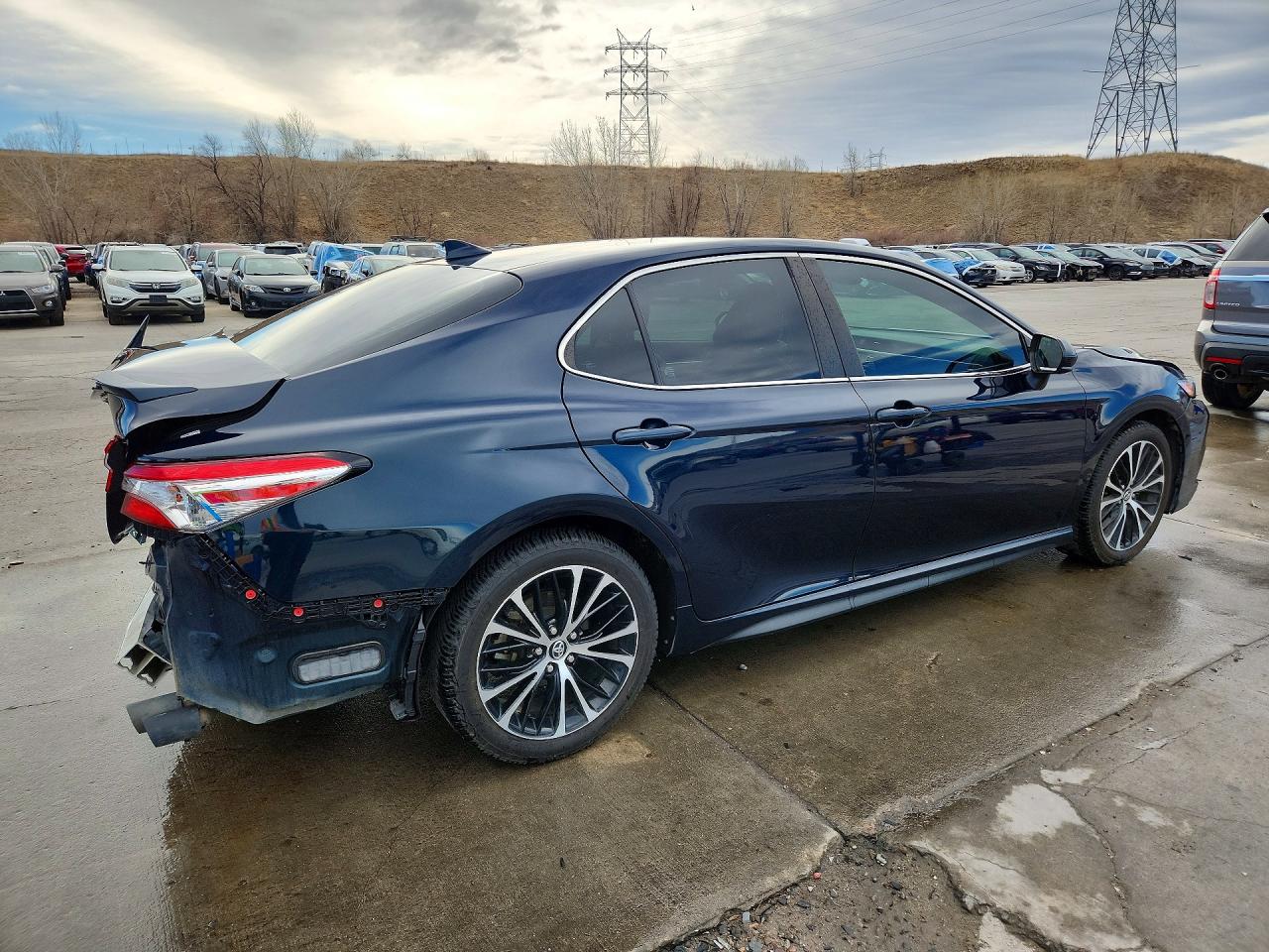 2020 TOYOTA CAMRY SE photo 3