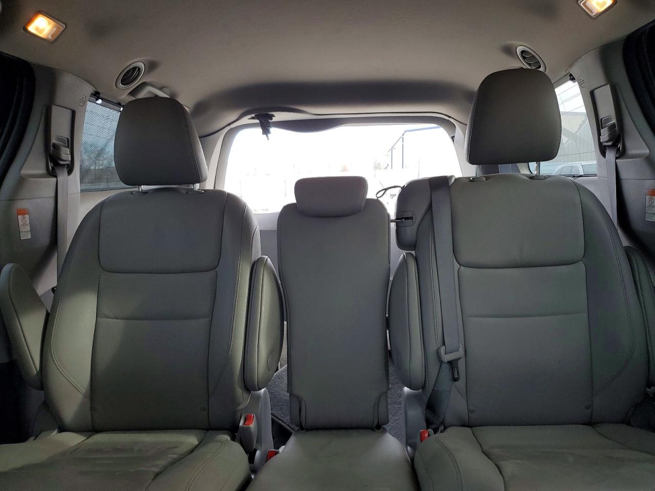 2020 TOYOTA SIENNA XLE photo 19