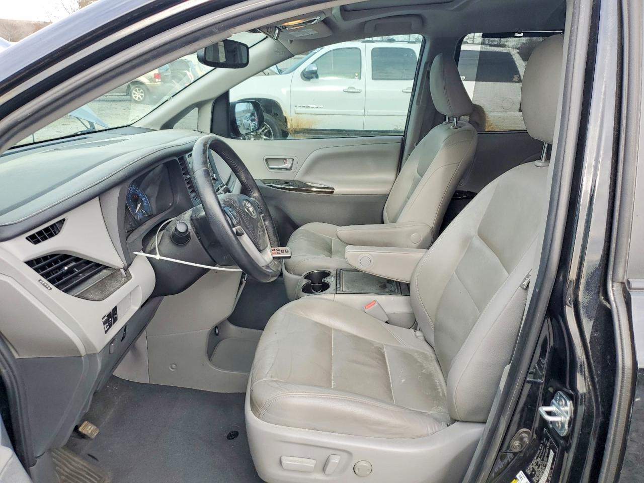 2020 TOYOTA SIENNA XLE photo 13