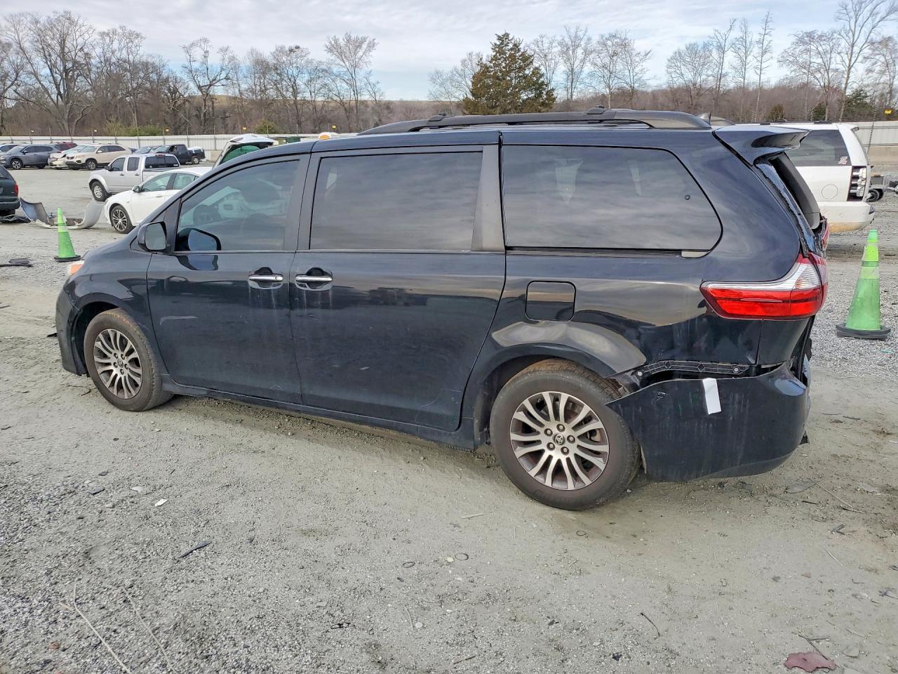2020 TOYOTA SIENNA XLE photo 3