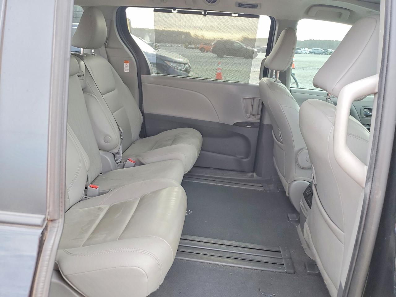 2020 TOYOTA SIENNA XLE photo 21