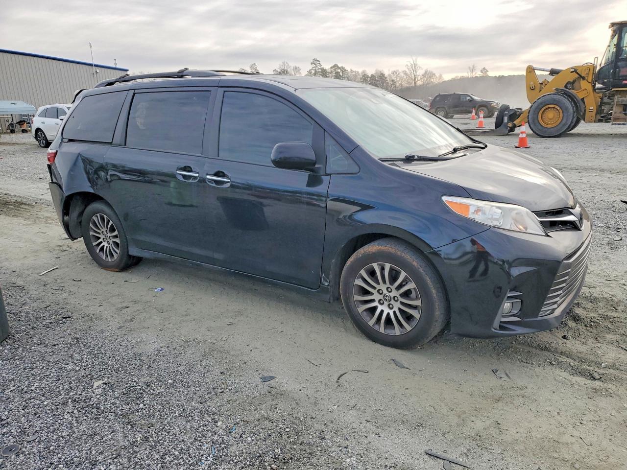 2020 TOYOTA SIENNA XLE photo 7