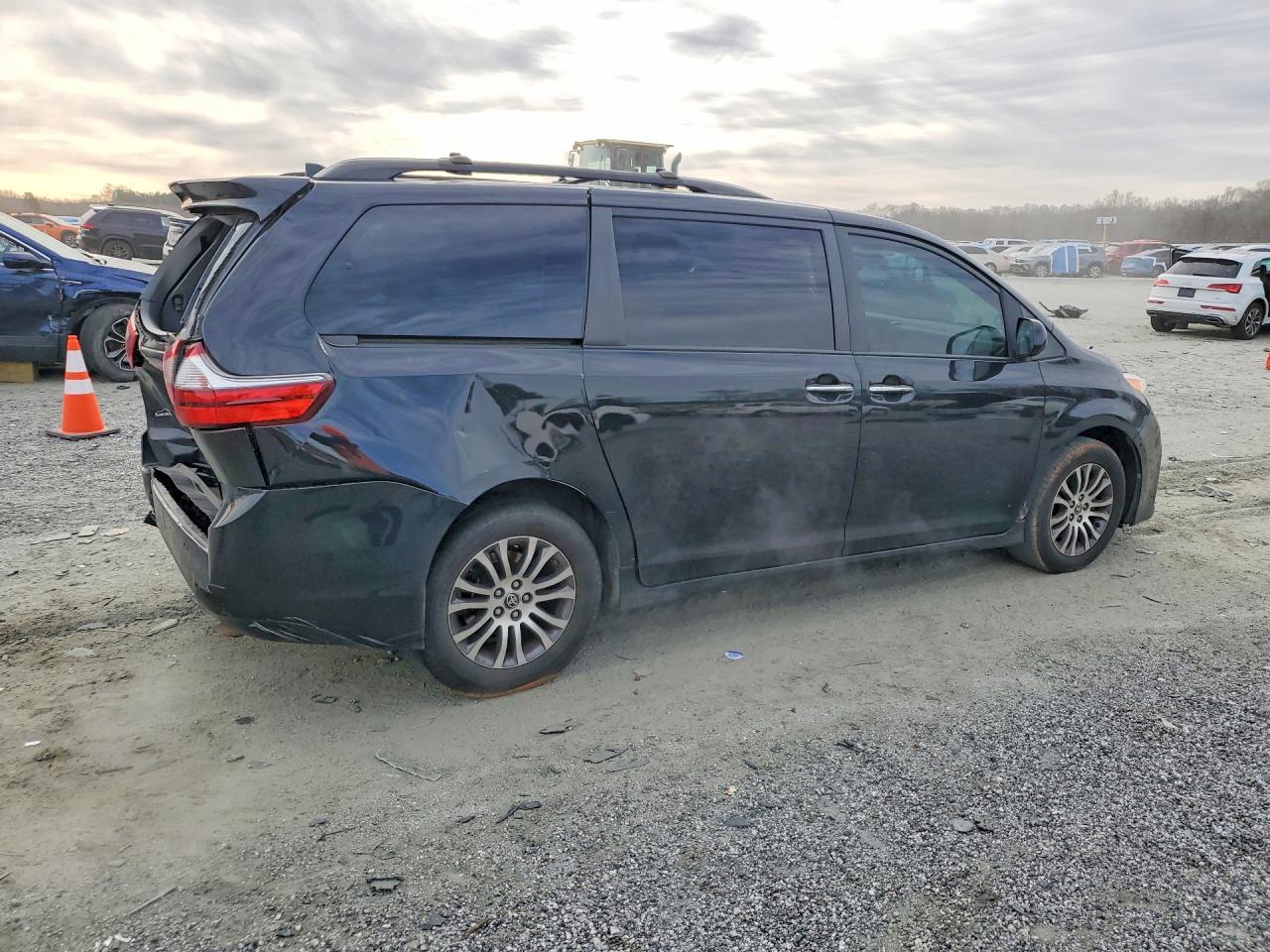 2020 TOYOTA SIENNA XLE photo 5