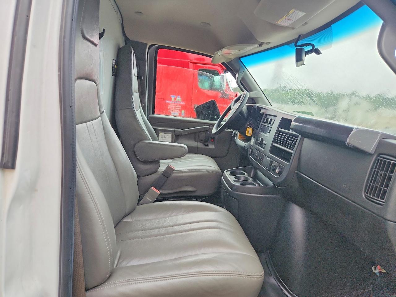 2022 GMC SAVANA BOX TRUCK photo 31