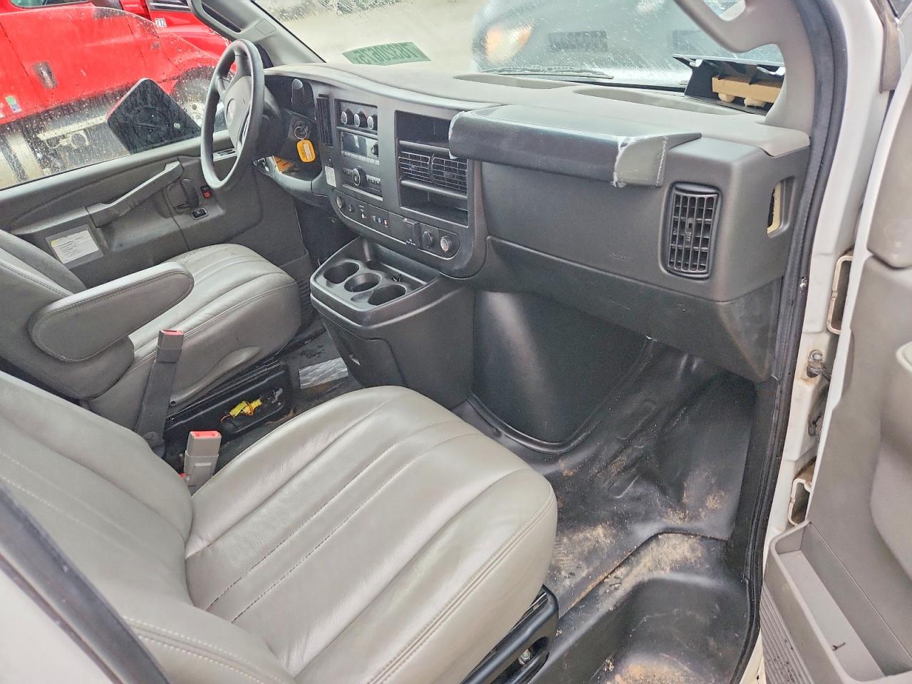 2022 GMC SAVANA BOX TRUCK photo 22
