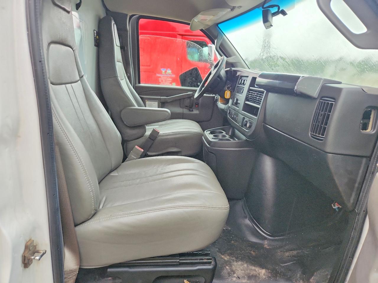 2022 GMC SAVANA BOX TRUCK photo 19
