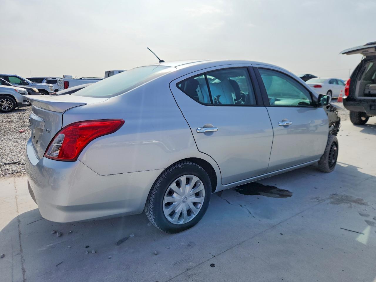 2019 NISSAN VERSA SV photo 5