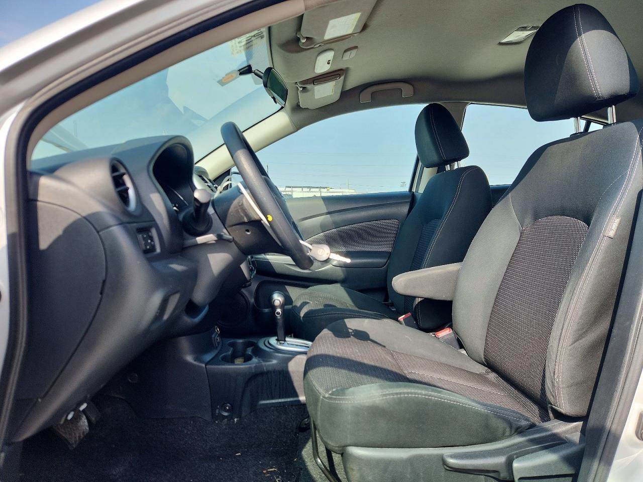 2019 NISSAN VERSA SV photo 13