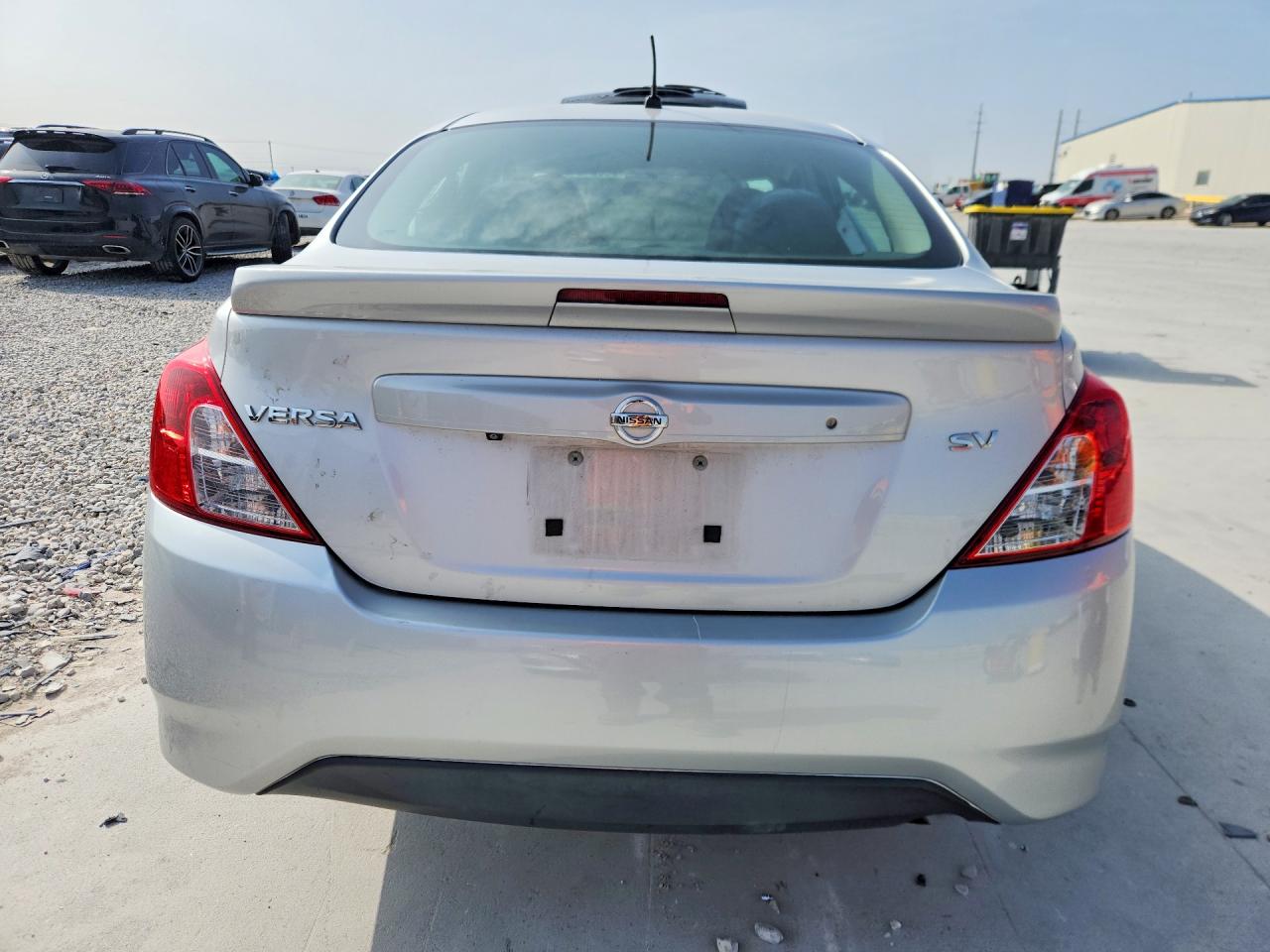 2019 NISSAN VERSA SV photo 11