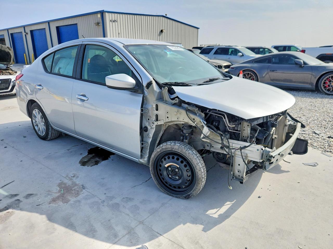 2019 NISSAN VERSA SV photo 7
