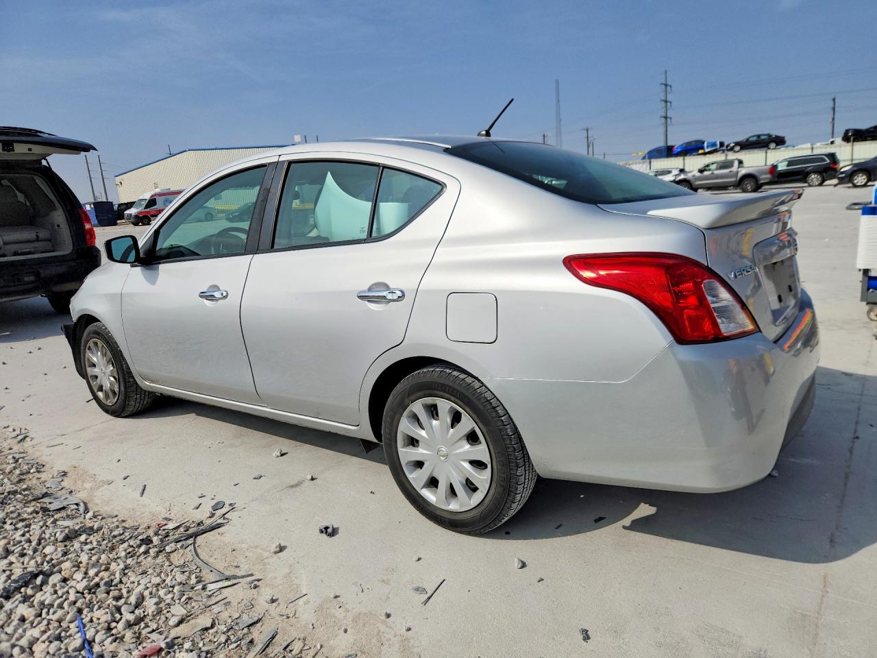 2019 NISSAN VERSA SV photo 3