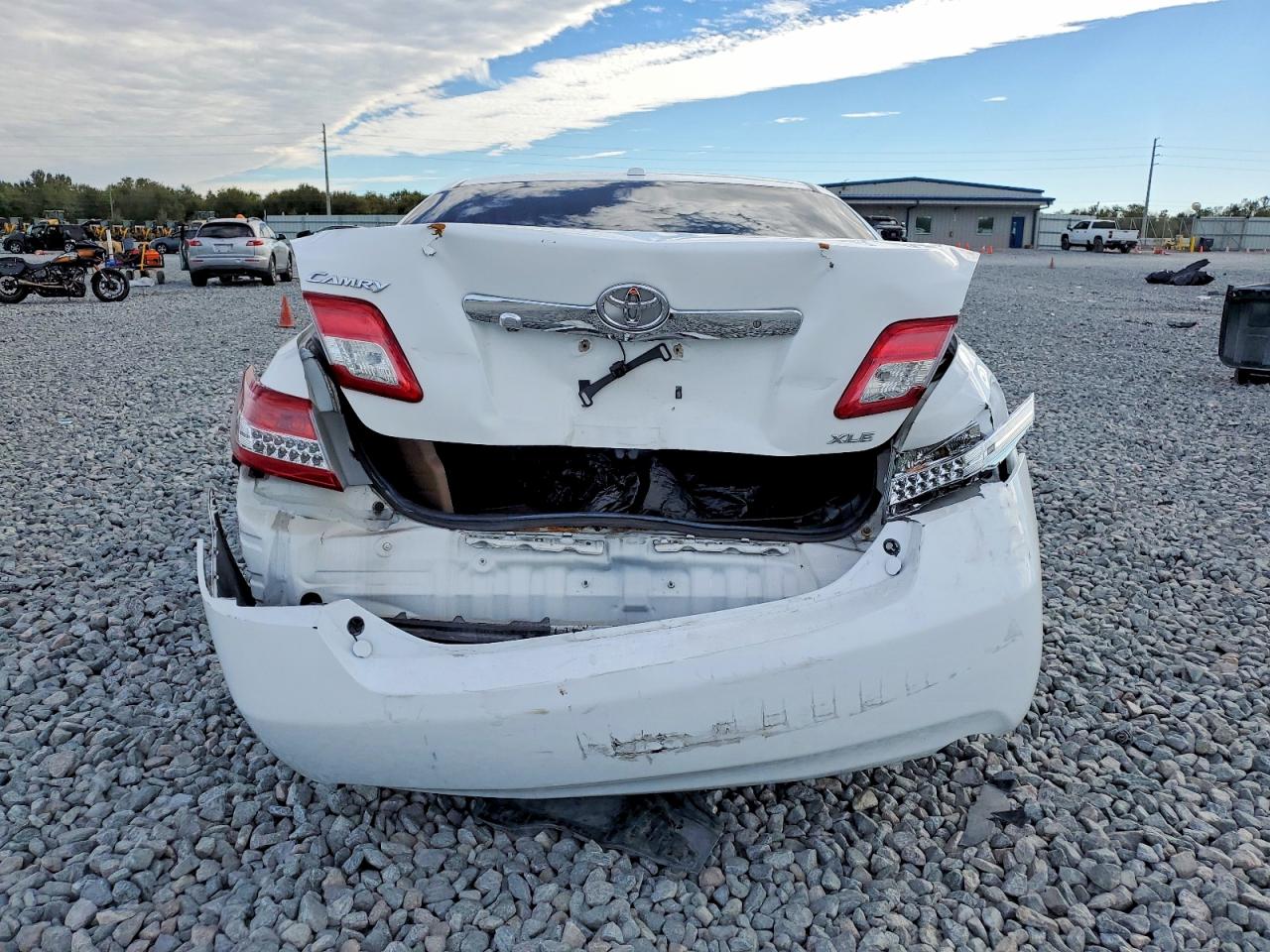 2010 TOYOTA CAMRY XLE photo 11