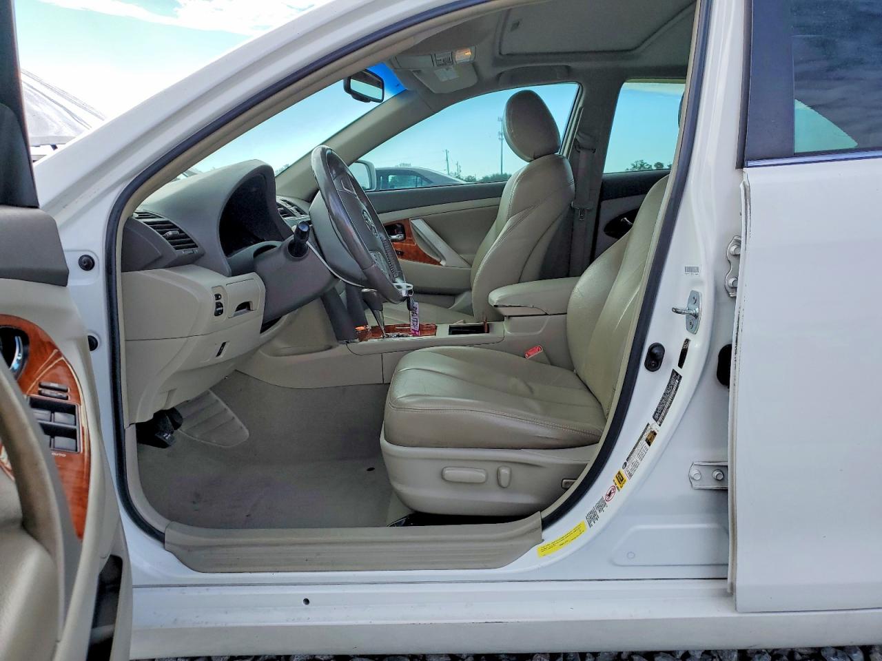 2010 TOYOTA CAMRY XLE photo 13