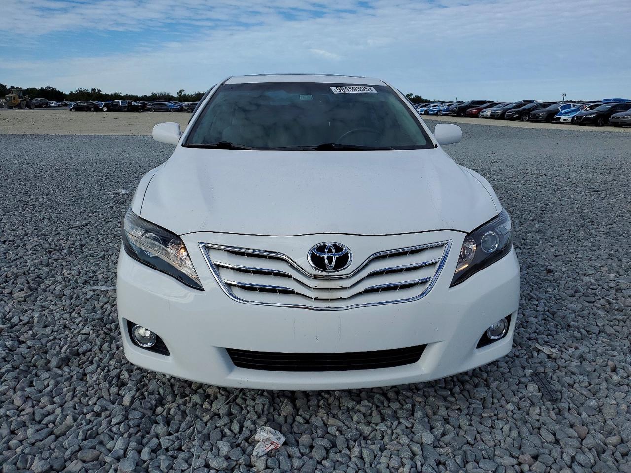 2010 TOYOTA CAMRY XLE photo 9