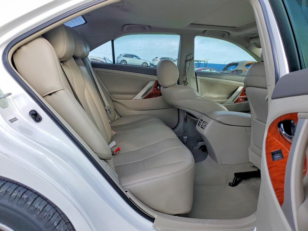 2010 TOYOTA CAMRY XLE photo 19