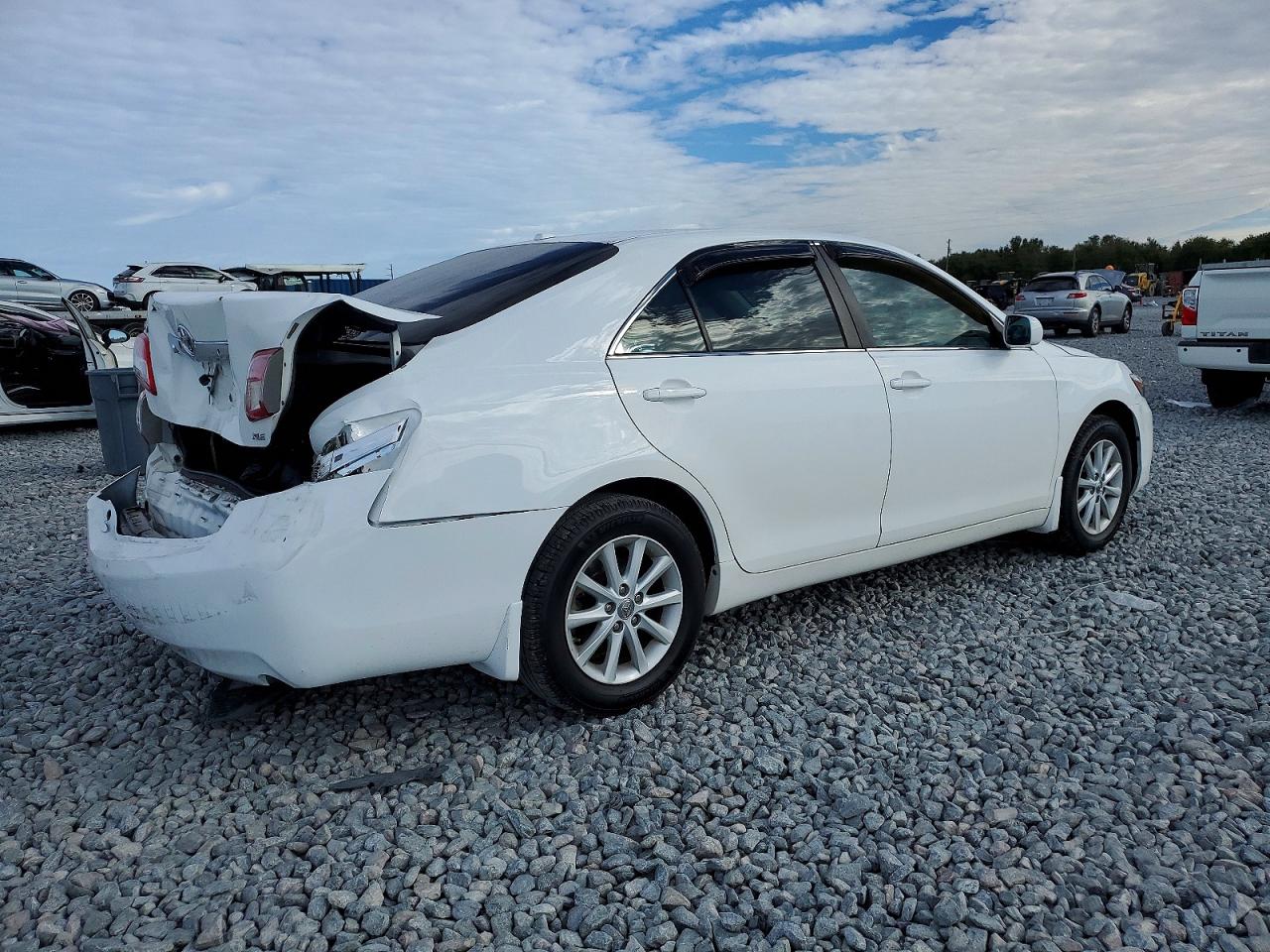 2010 TOYOTA CAMRY XLE photo 5