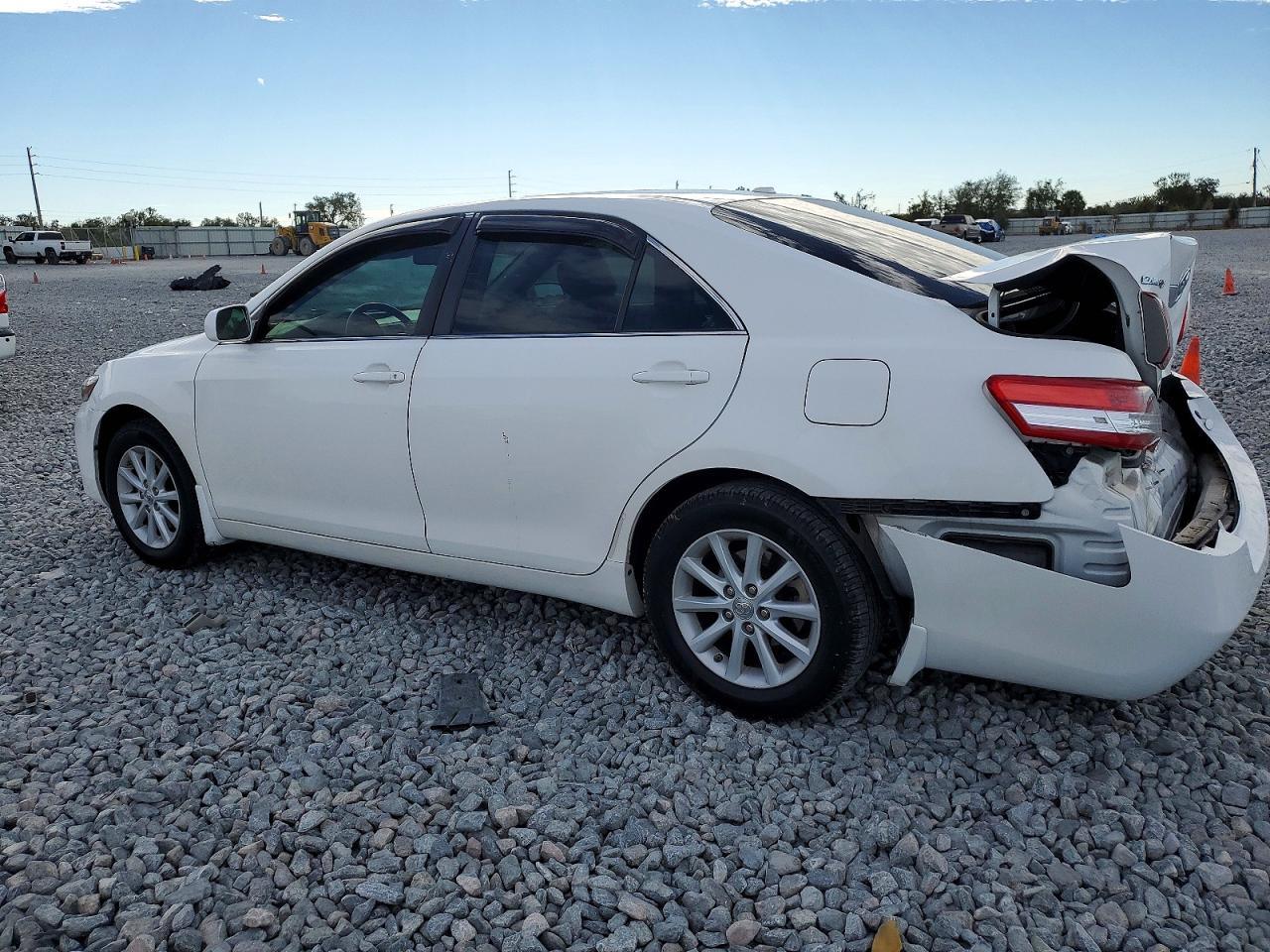 2010 TOYOTA CAMRY XLE photo 3