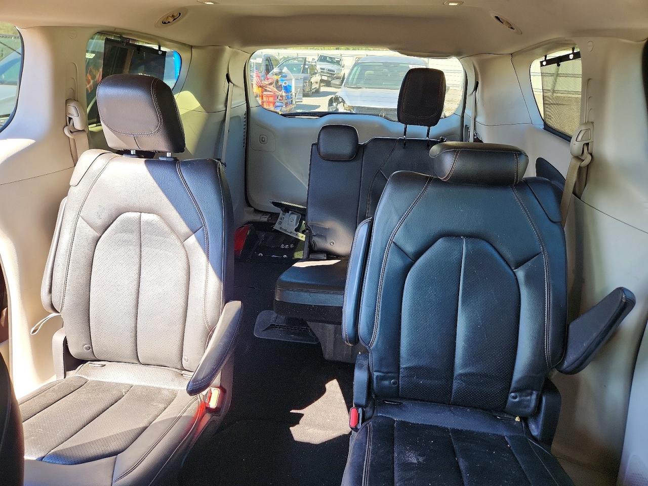 2019 CHRYSLER PACIFICA TOURING L photo 10