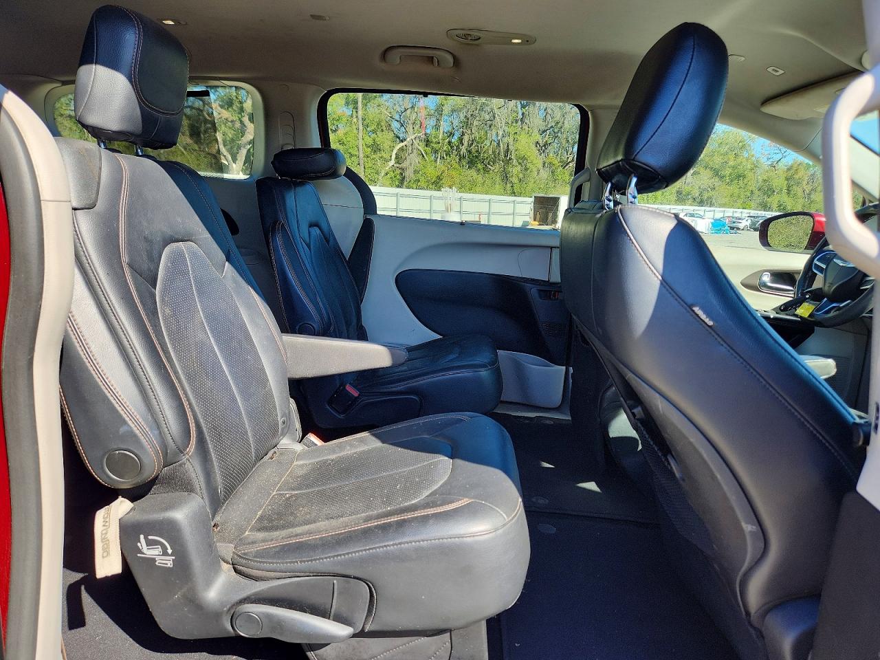 2019 CHRYSLER PACIFICA TOURING L photo 11
