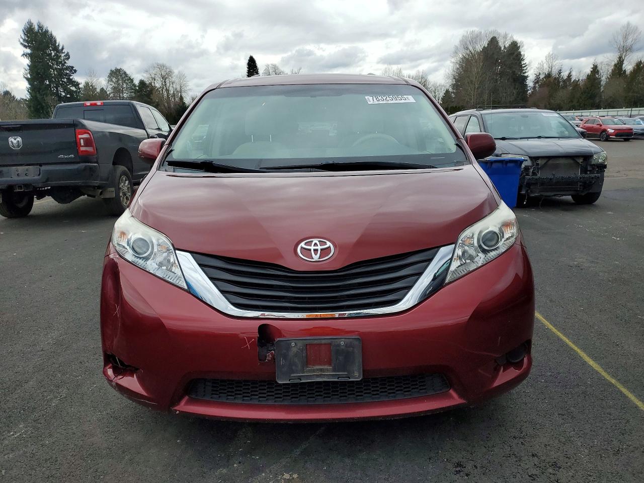 2014 TOYOTA SIENNA LE 8-PASSENGER photo 5
