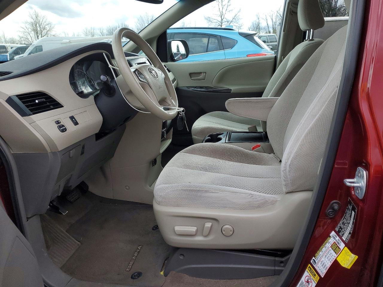 2014 TOYOTA SIENNA LE 8-PASSENGER photo 7