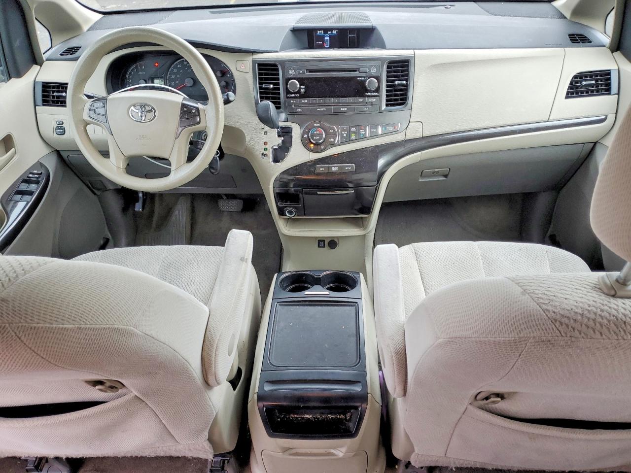 2014 TOYOTA SIENNA LE 8-PASSENGER photo 8