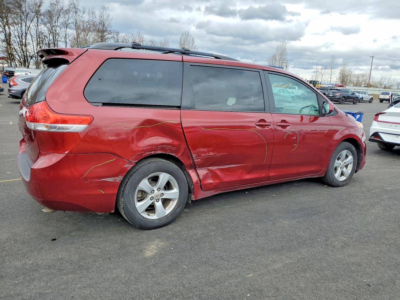 2014 TOYOTA SIENNA LE 8-PASSENGER photo 3