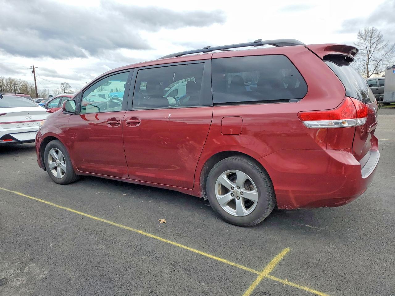 2014 TOYOTA SIENNA LE 8-PASSENGER photo 2