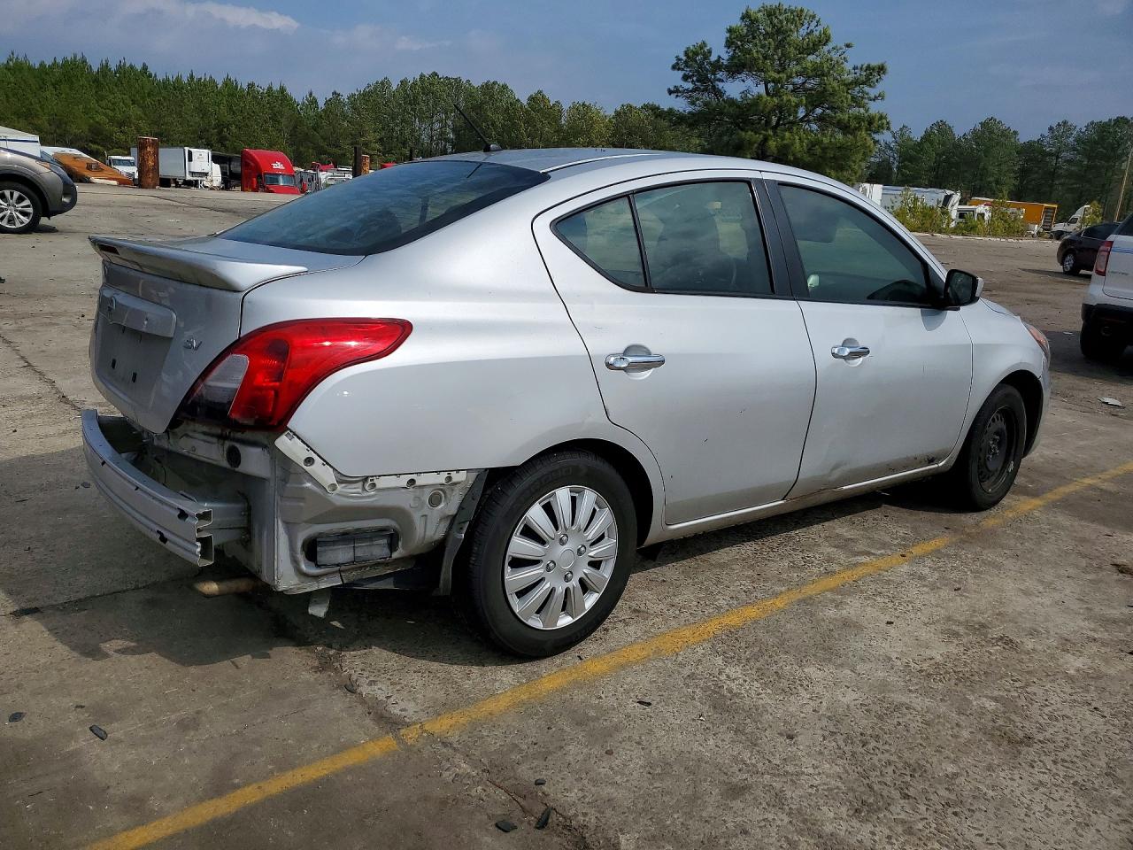 2019 NISSAN VERSA S photo 3