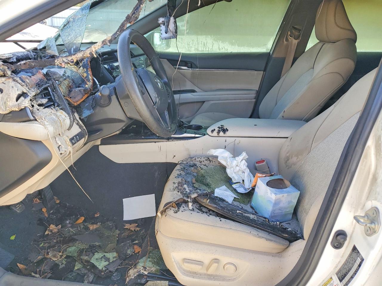 2019 TOYOTA CAMRY LE photo 13
