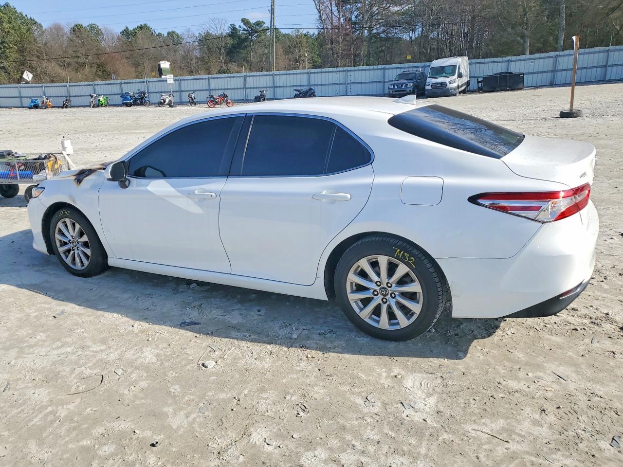 2019 TOYOTA CAMRY LE photo 3