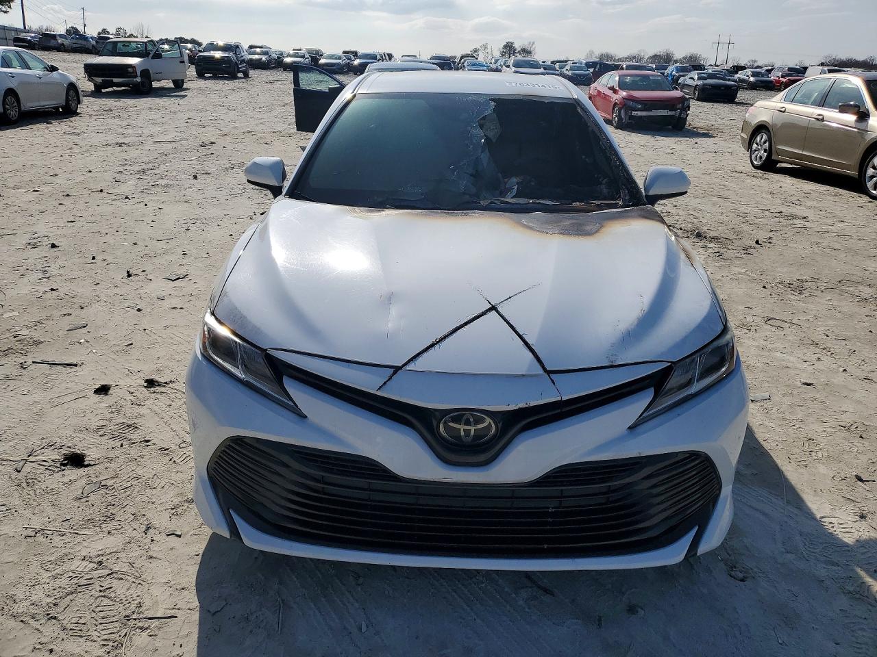 2019 TOYOTA CAMRY LE photo 9