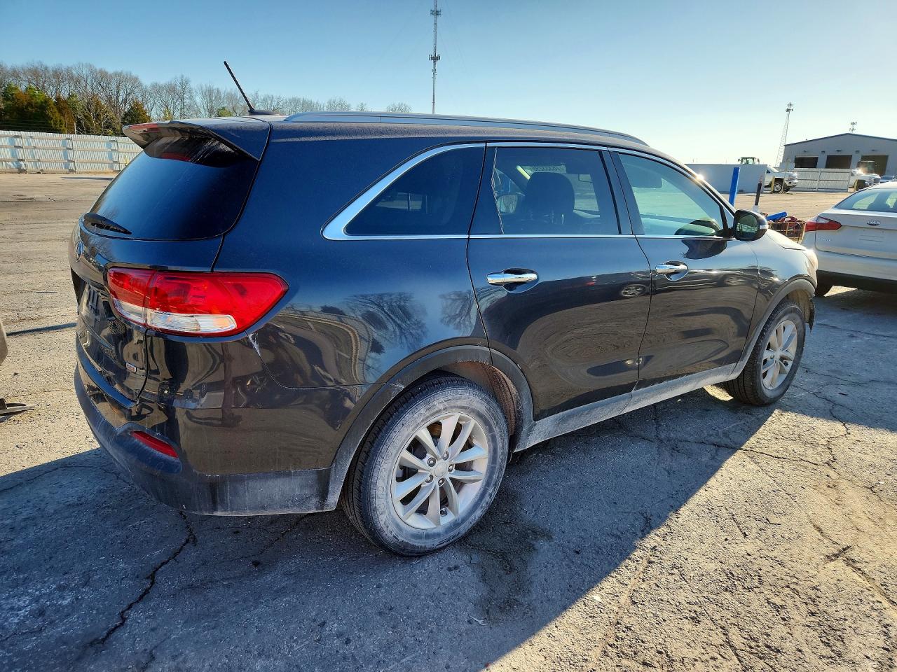 2017 KIA SORENTO LX photo 3
