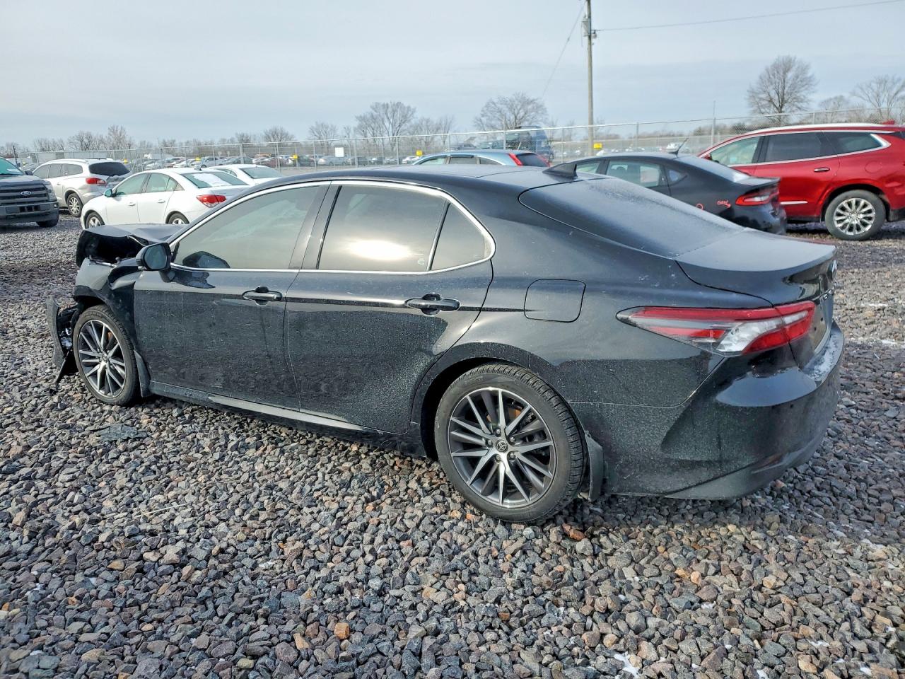 2021 TOYOTA CAMRY XLE photo 3