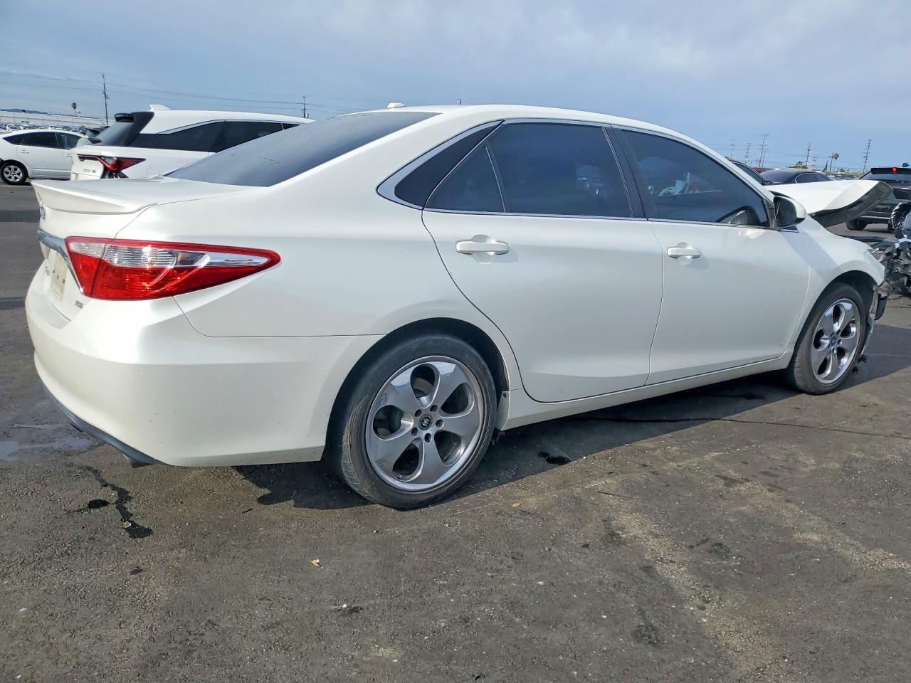 2017 TOYOTA CAMRY LE photo 3