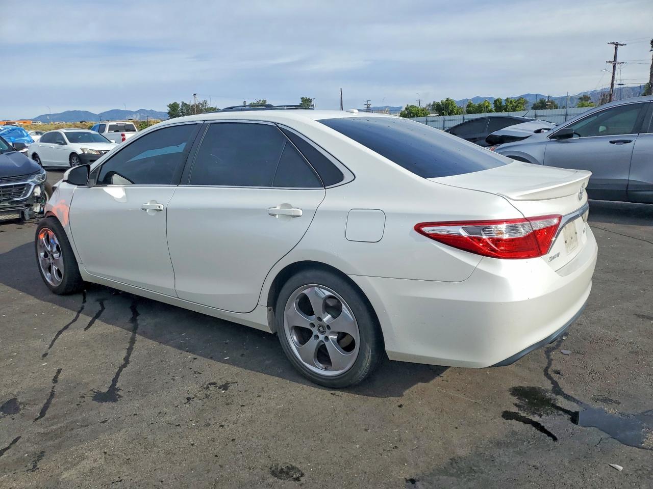 2017 TOYOTA CAMRY LE photo 2