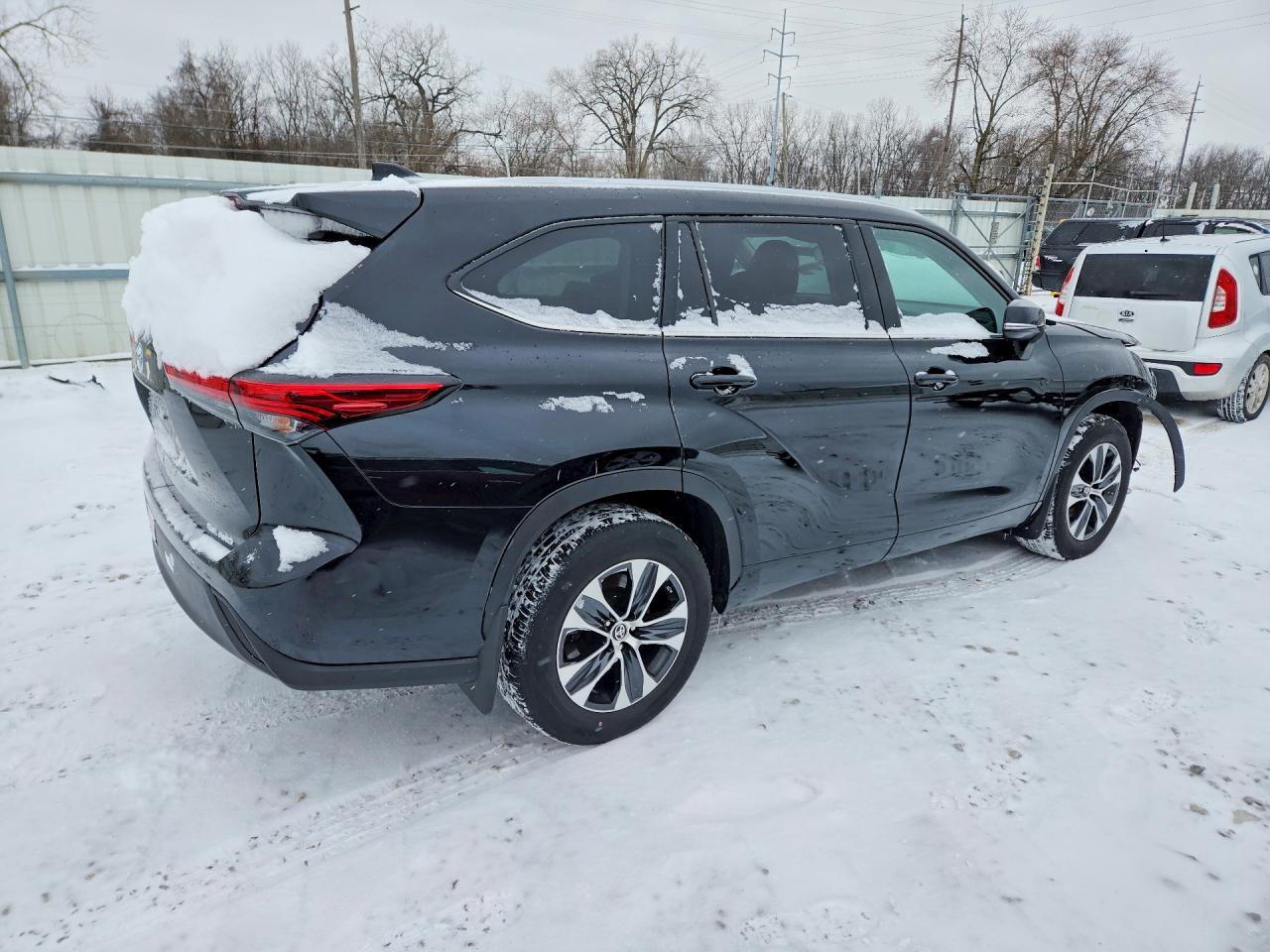 2022 TOYOTA HIGHLANDER XLE photo 3